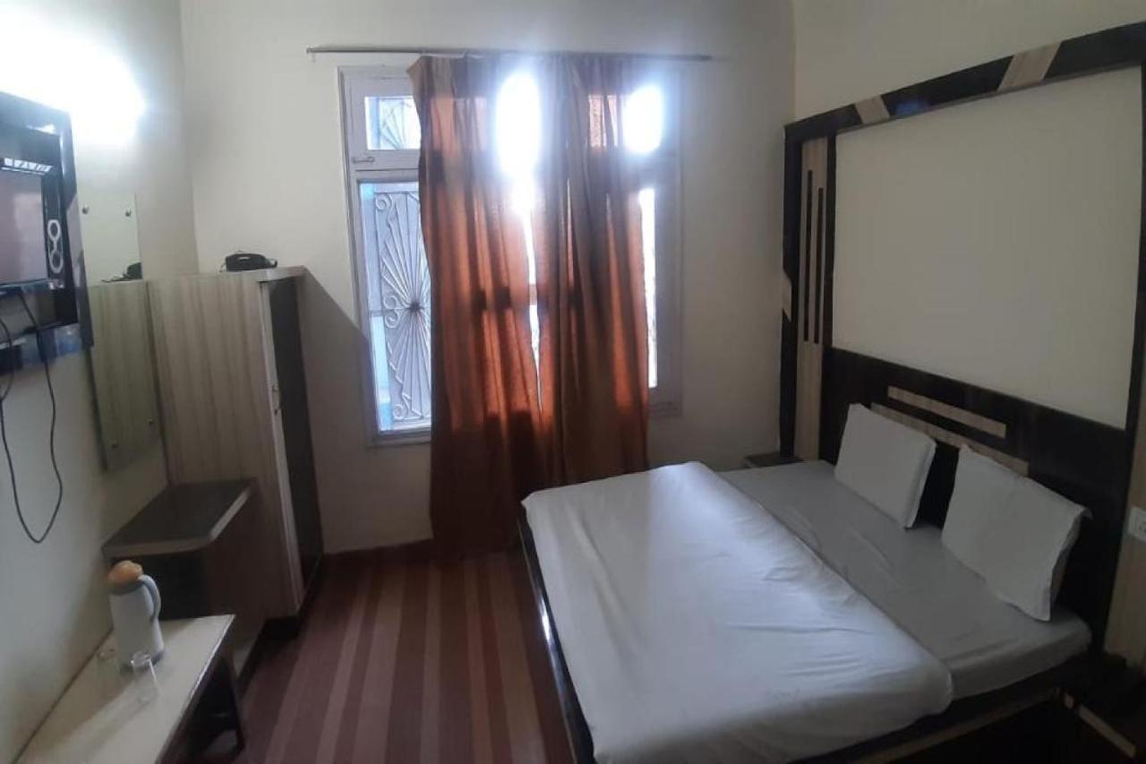 Oyo 81211 Hotel Janta Катра Екстер'єр фото